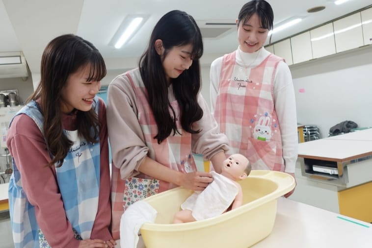 授業がある日でも保育のアルバイトが可能!卒業後は正社員へ 働きながら学ぶ