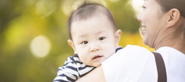 赤ちゃんを抱っこする赤ちゃん
